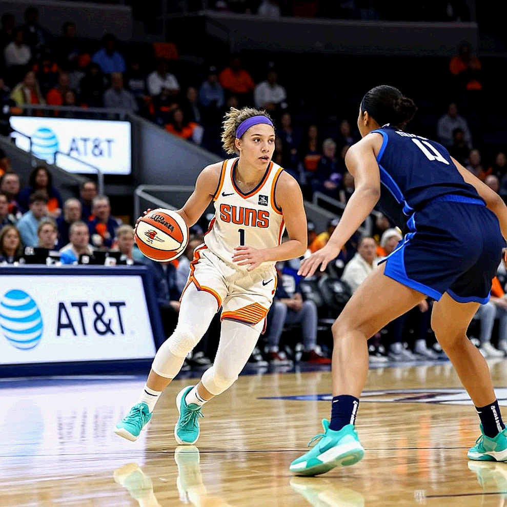 Bàn tay quấn băng của Nigel Hayes-Davis và đêm OAKA nghe tiếng thở của một tiền đạo trở về