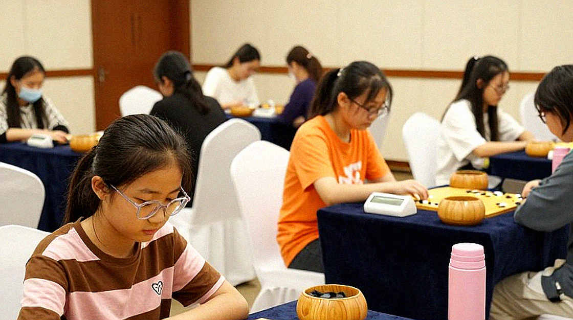 David Antón dẫn đầu giải Huyền thoại & Thần đồng nhờ các hệ thống 1.d4 'bị lãng quên'