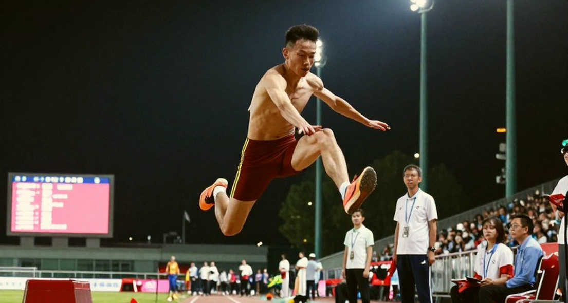 Asian Games 2026 ngày 6: Tấm huy chương nhảy sào đầu tiên và bài toán nhân lực ở đường chạy 10.000m